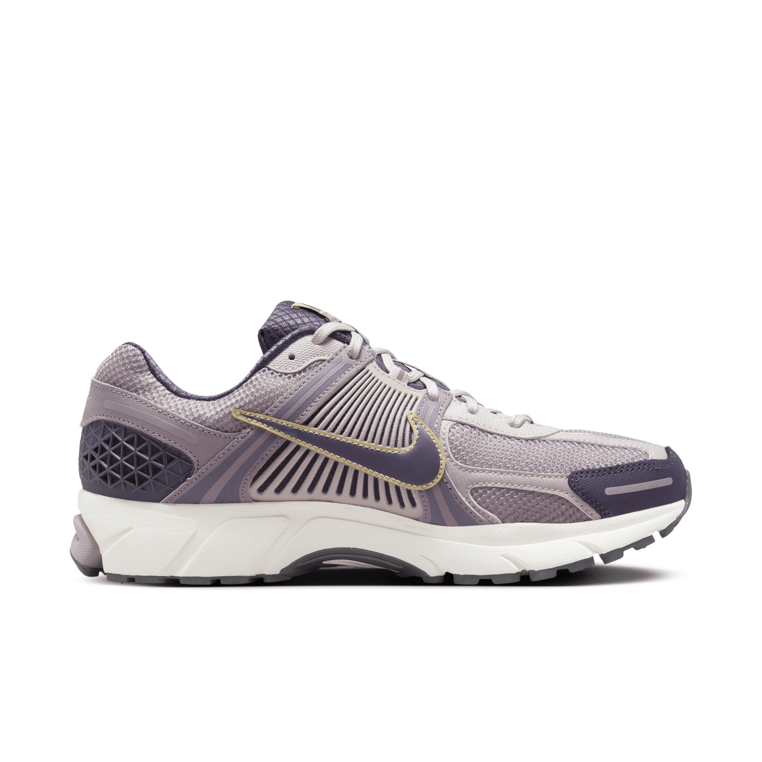 Nike Men's Zoom Vomero 5 Shoes Product Image