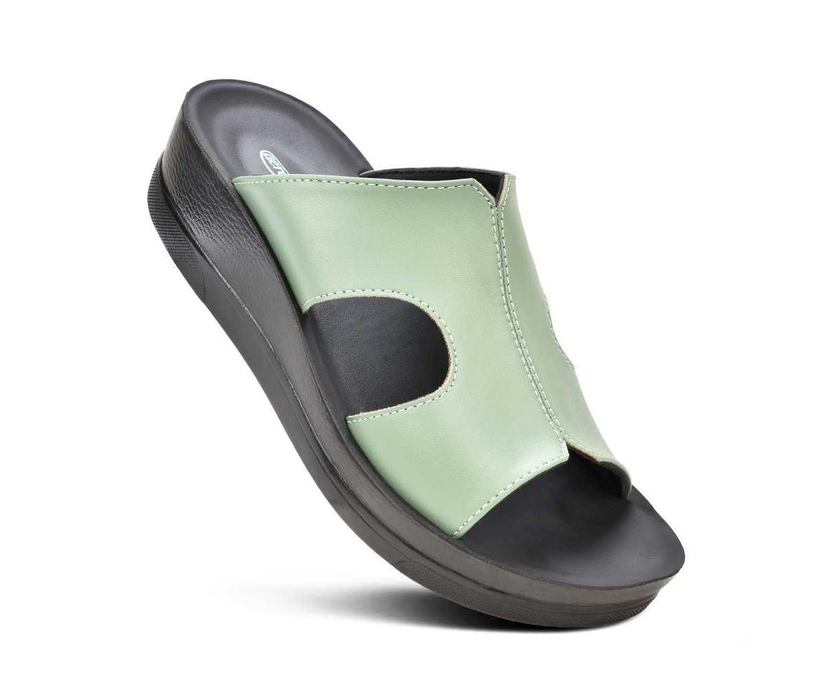 Aerothotic Wenzel Womens Comfortable Slide Sandal Product Image