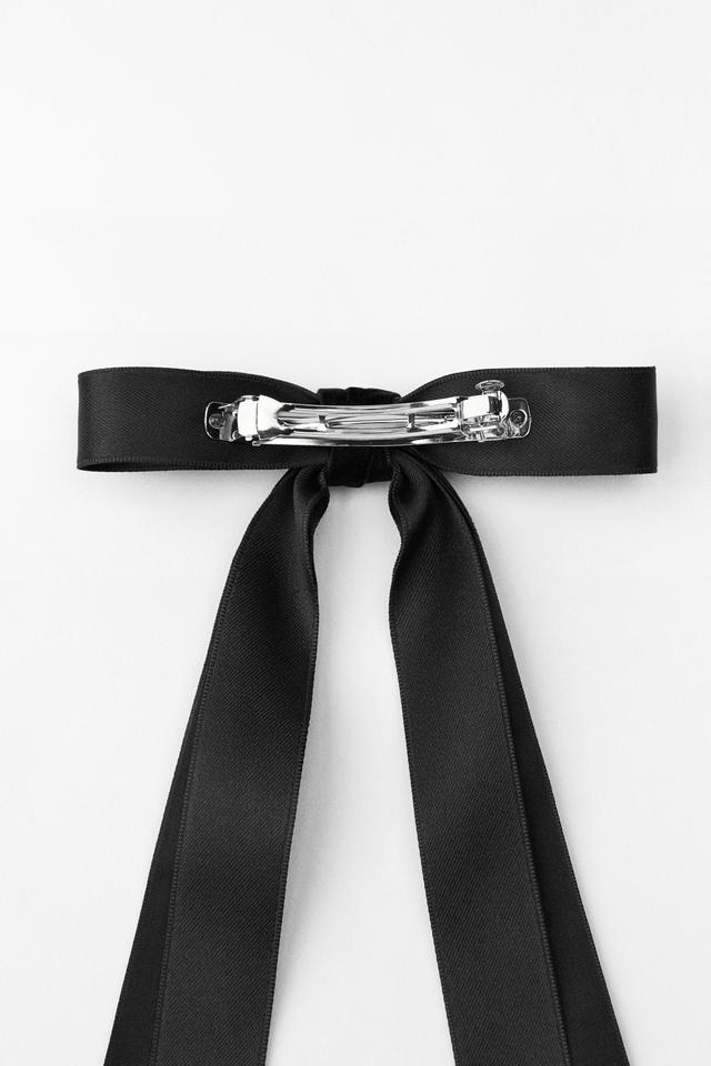 FAUX FUR CONTRASTING BOW CLIP Product Image