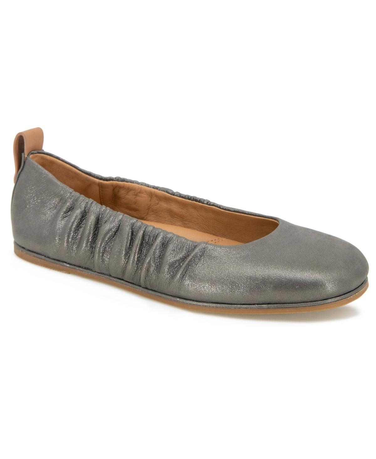 Gentle Souls by Kenneth Cole Womens Mavis Slip On Ballet Flats Product Image