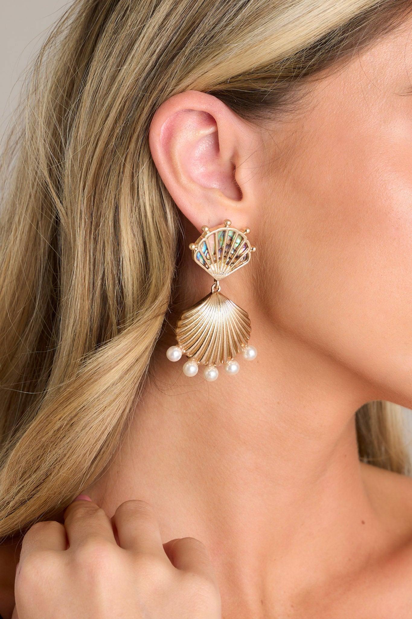 Seashell Radiance Gold Drop Earrings Product Image