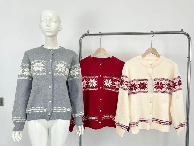 Crew Neck Snowflake Patterned Cardigan Product Image