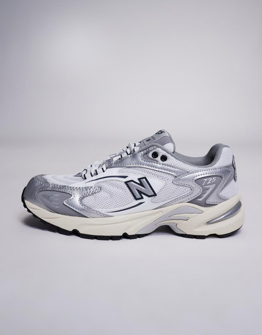 New Balance 725 sneakers in white with gray detail Product Image