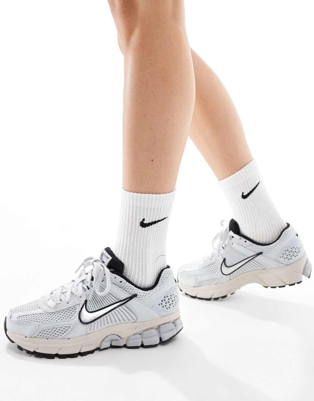 Nike Zoom Vomero 5 sneakers in pure platinum Product Image