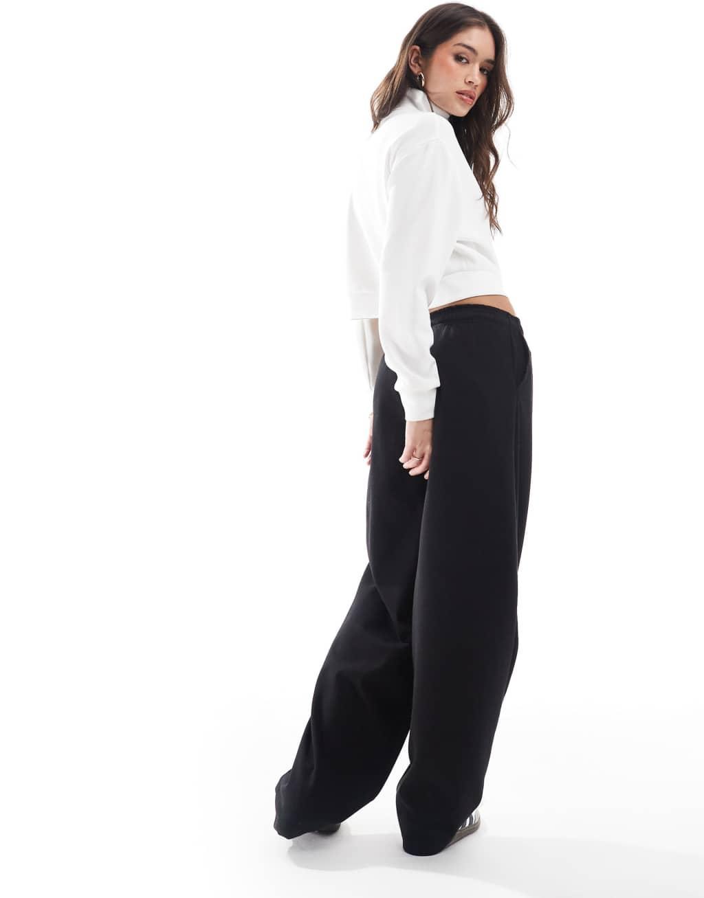 Stradivarius balloon sweatpants in black Product Image