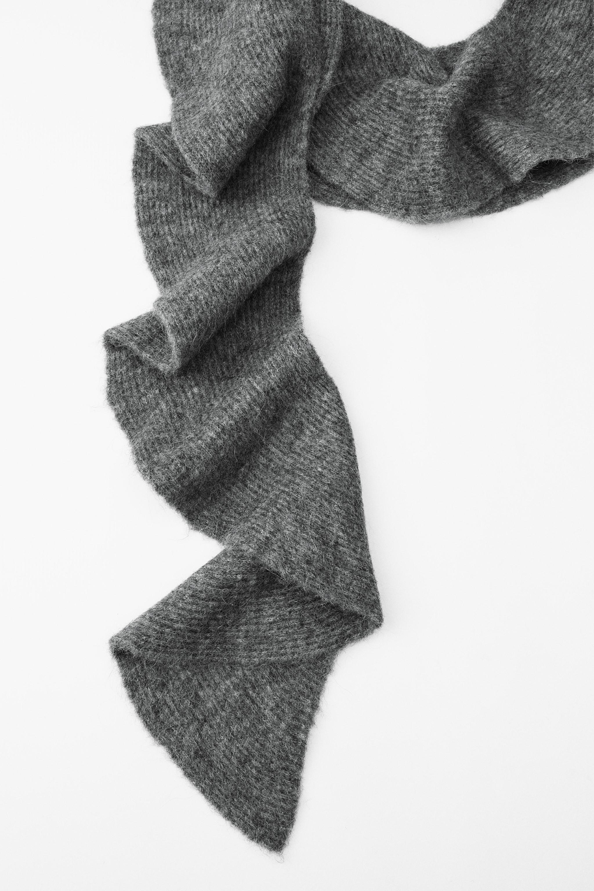 KNIT SCARF WITH RUFFLES Product Image