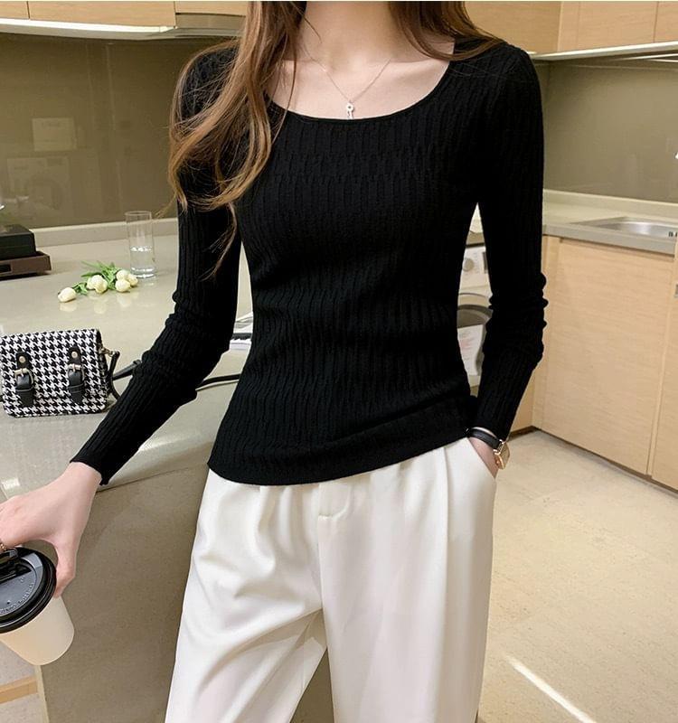 Long-Sleeve Scoop Neck Plain Knit Top Product Image