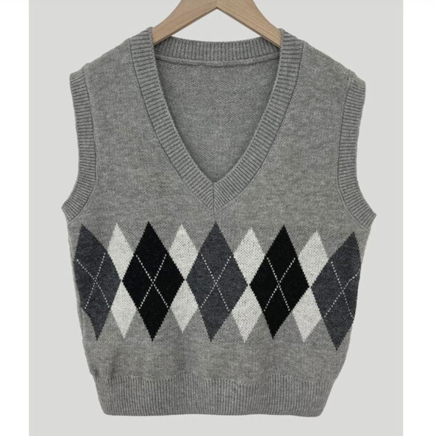 V-Neck Argyle Sweater Vest Product Image