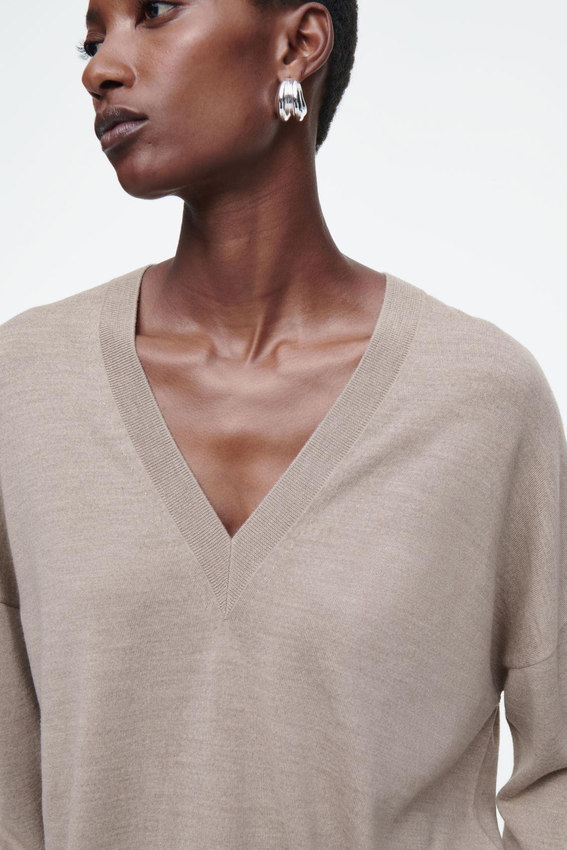 V-NECK MERINO WOOL JUMPER Product Image