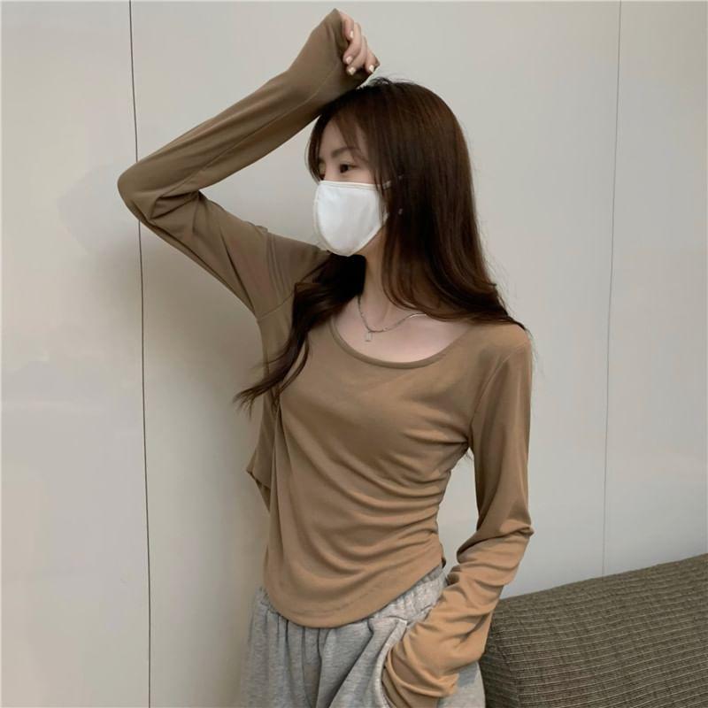 Long-Sleeve Scoop Neck Plain T-Shirt Product Image