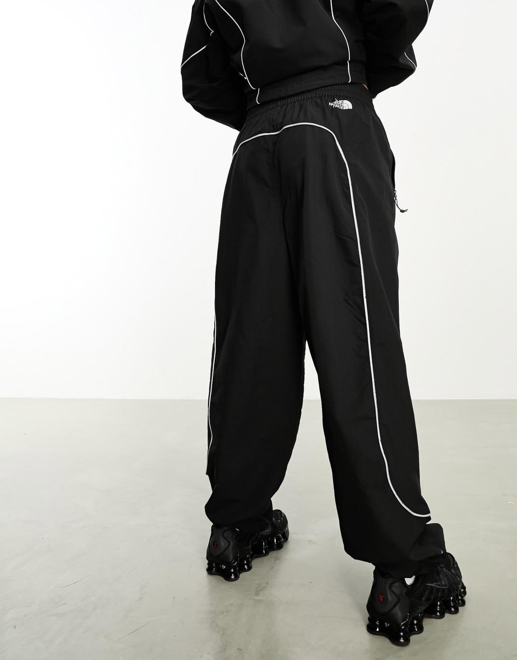 The North Face Tek Piping wind pants in black Product Image