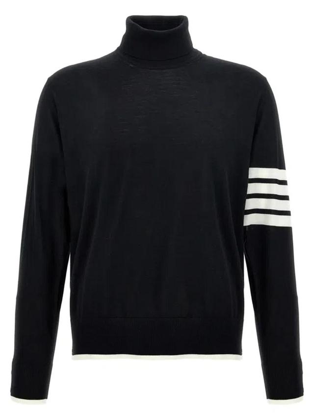 Striped Sleeve Turtleneck Sweater With Ribbed Cuffs In 黑色的 Product Image