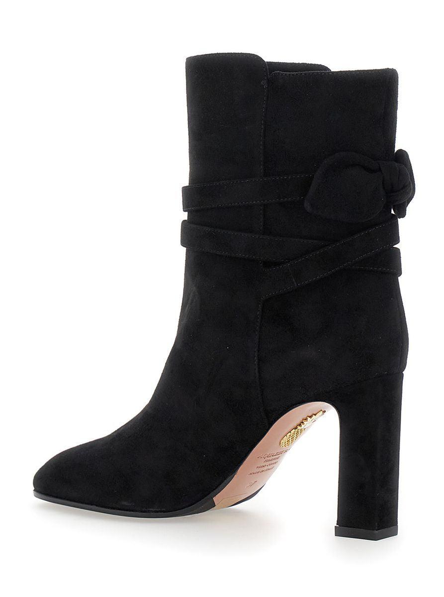 Almond Toe Mid Heel Ankle Boots In Schwarz Product Image