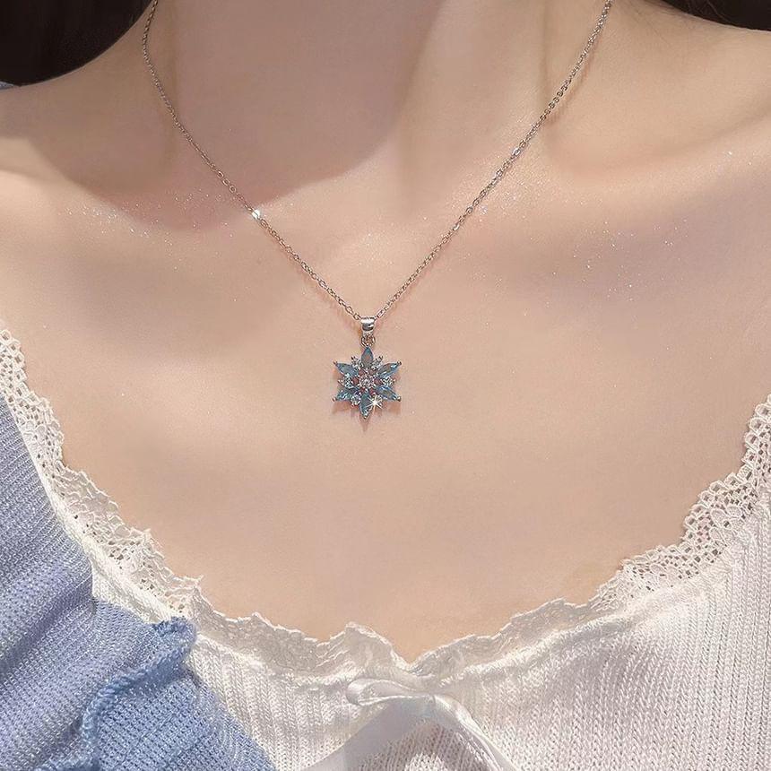 Snowflake Rhinestone Pendant Alloy Necklace Product Image