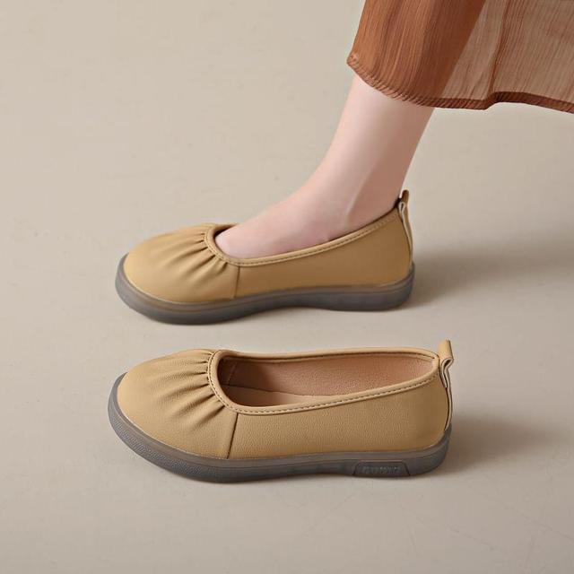 Round Toe Plain Ruched Flats Product Image