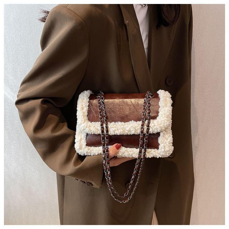 Chain Strap Fleece Panel Flap Crossbody Bag Product Image