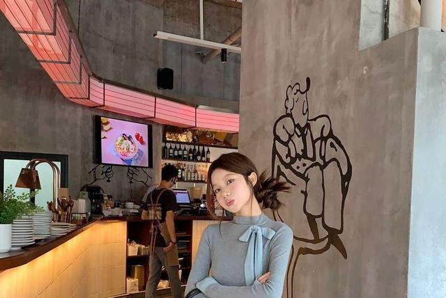 Long-Sleeve Mock Neck Mock Two-Piece Two Tone Bow Accent Slim Fit Tee Product Image