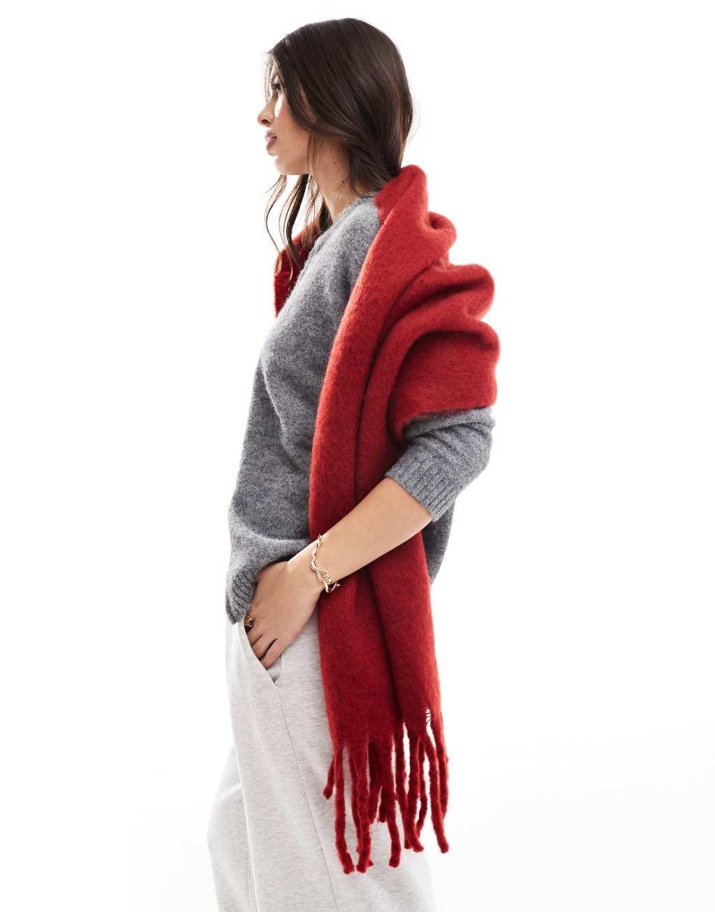 Glamorous long scarf in burgundy   Product Image