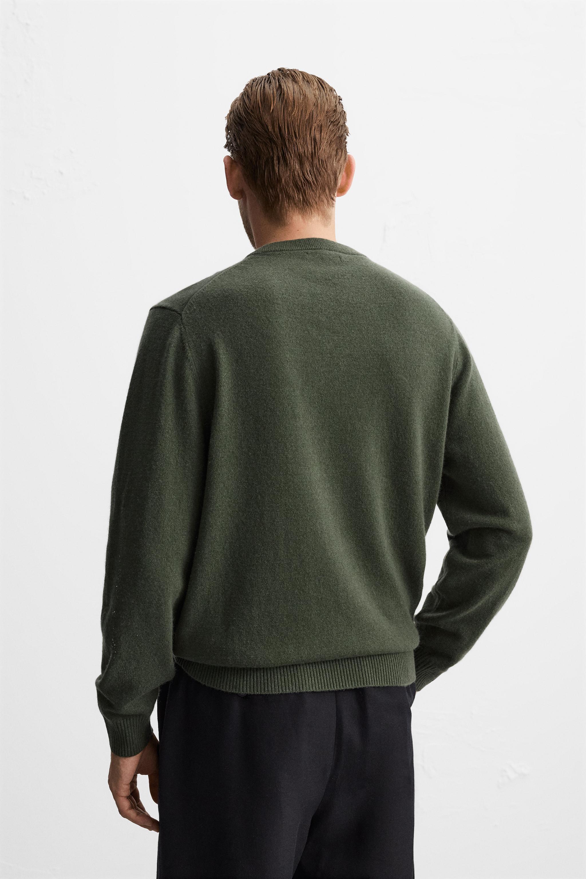 Regular fit wool thread sweater. Round neck and long sleeves. Rib trim. Product Image