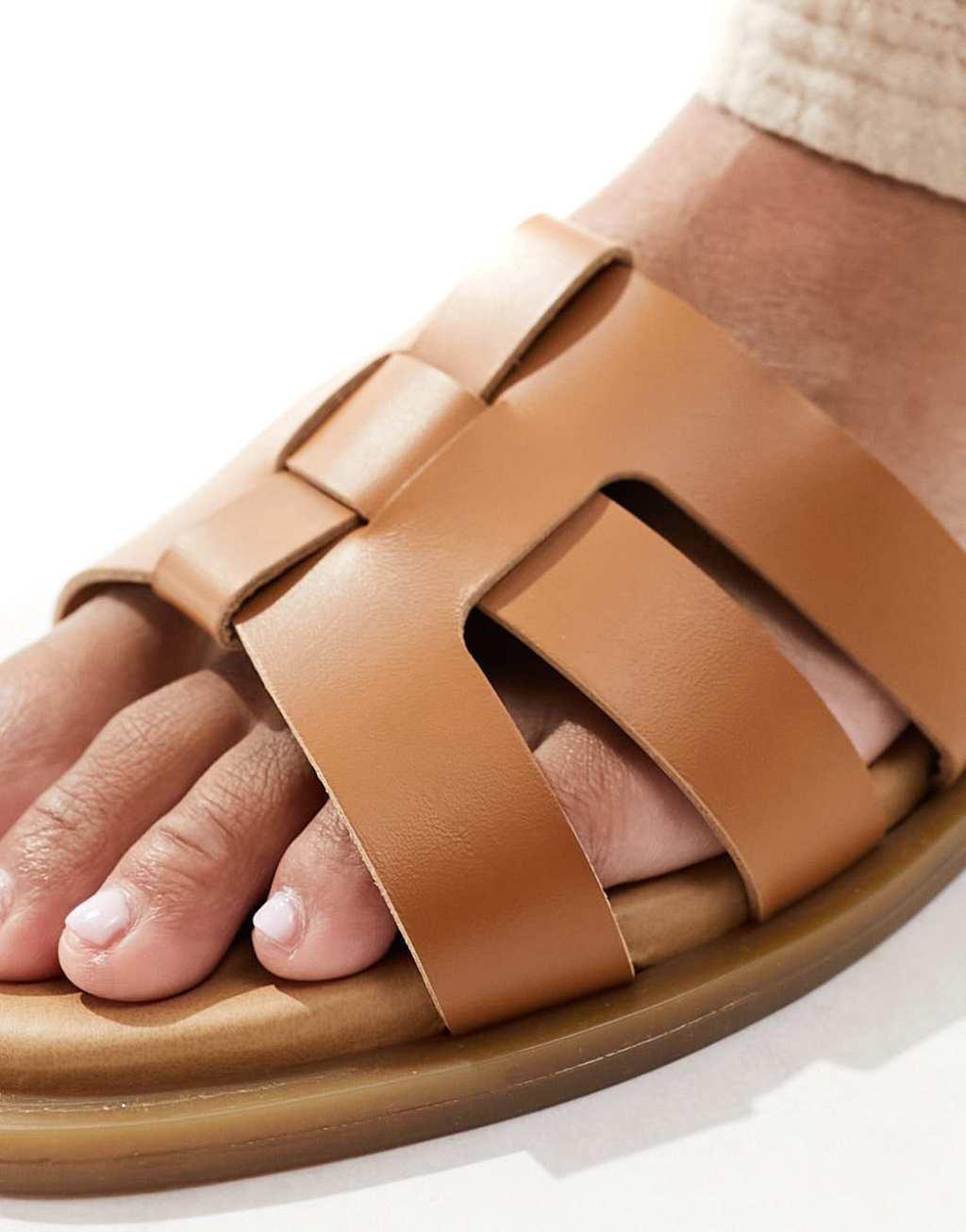 schuh Tierney flat sandals in tan leather Product Image