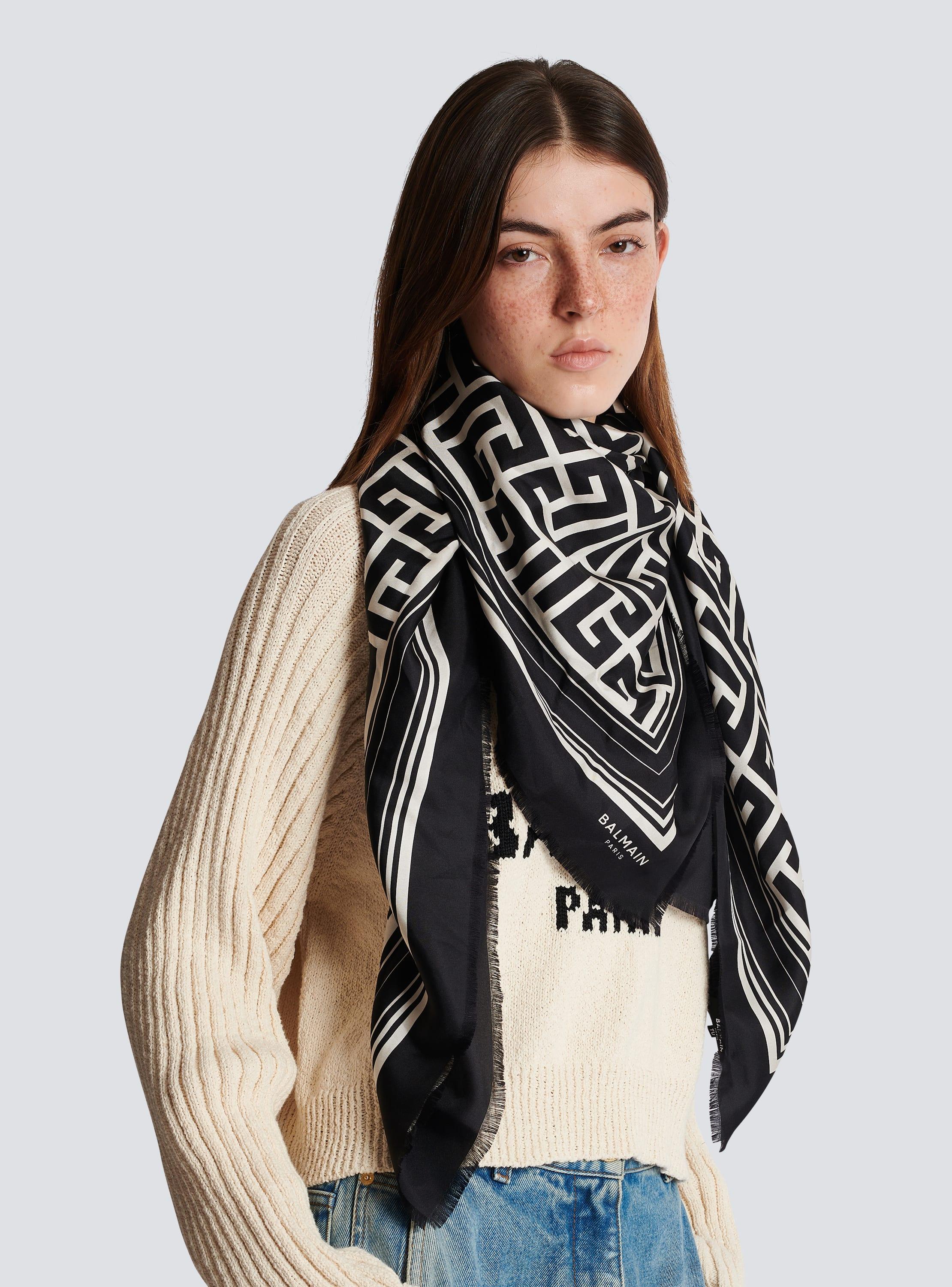 Monogrammed scarf Product Image