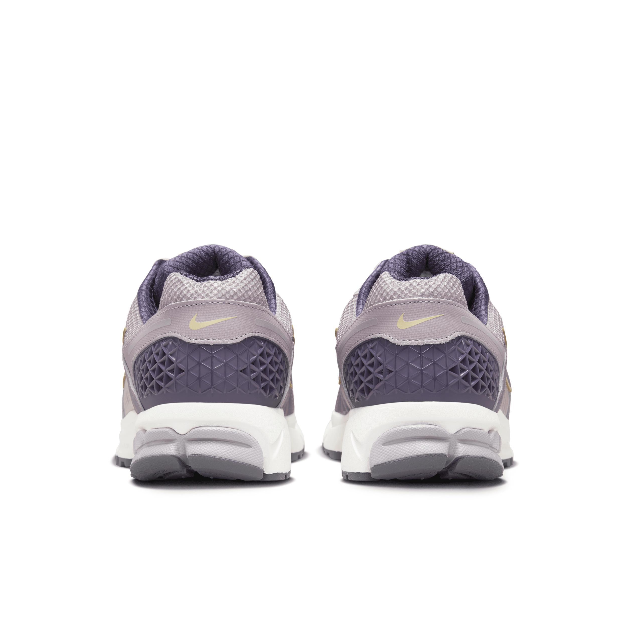 Nike Men's Zoom Vomero 5 Shoes Product Image