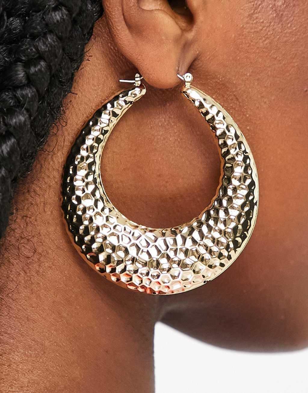 Pieces oversized drop earrings in hammered gold Product Image