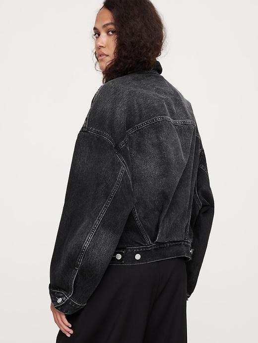 The 90S Denim Trucker Jacket Product Image