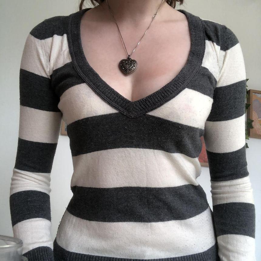 Long Sleeve V-Neck Striped Slim-Fit Sweater Product Image