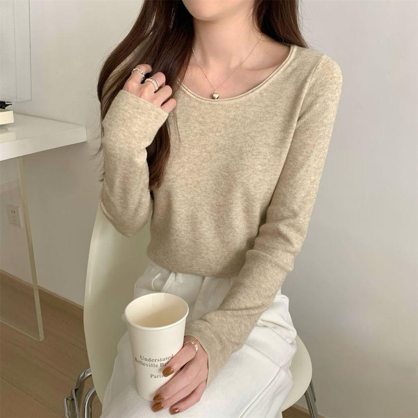 Long-Sleeve Scoop Neck Plain Knit Top Product Image