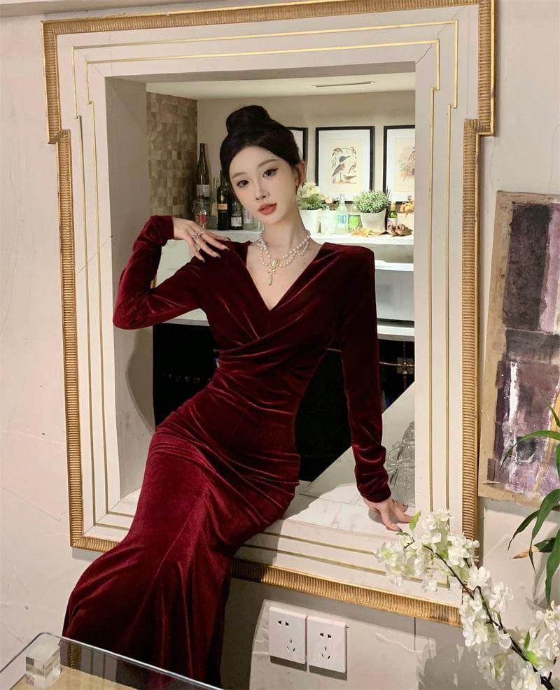 Long-Sleeve V-Neck Knotted Midi Velvet Mermaid Dress Product Image