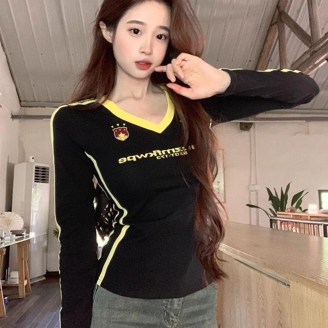 Long-Sleeve V-Neck Lettering Print Contrast Trim Slim Fit Crop Tee Product Image