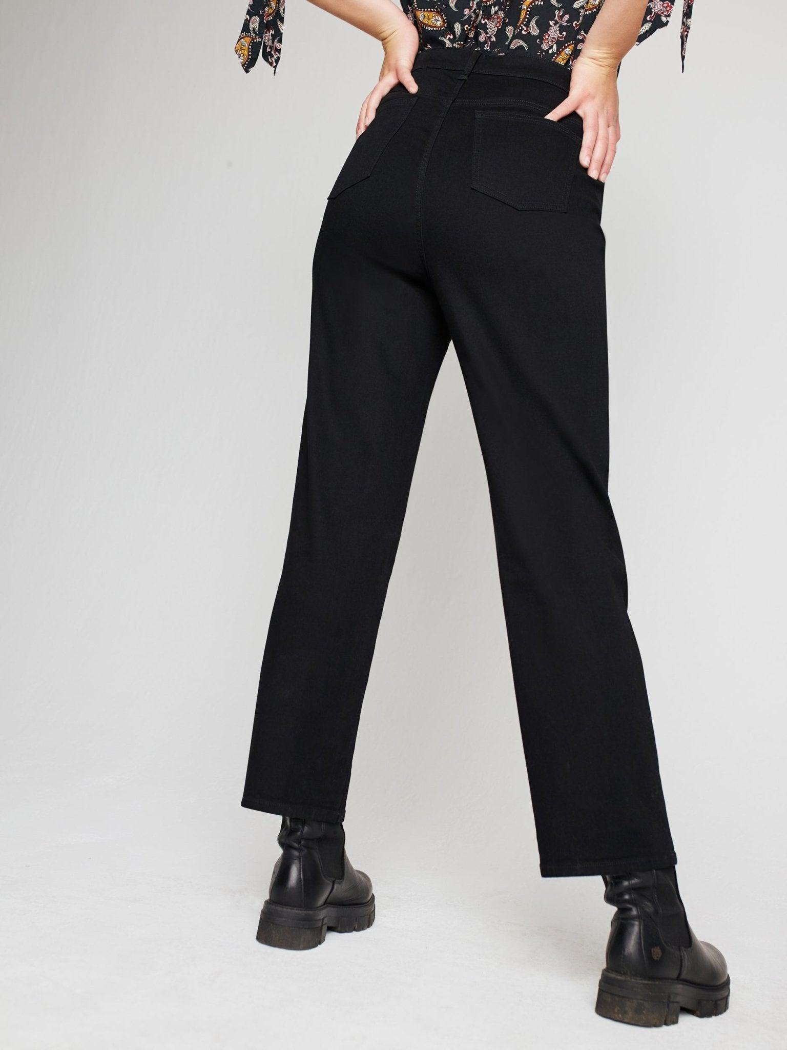 Westport Signature Black Straight Leg Jeans Female Product Image