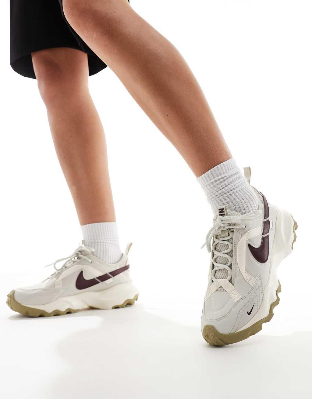 Nike TC 7900 sneakers in beige and black Product Image