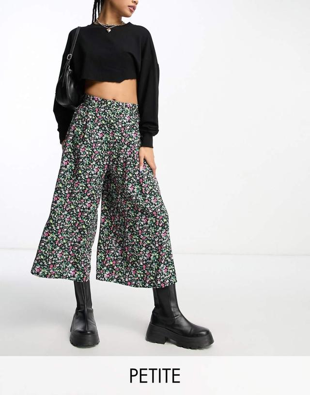 New Look Petite wide leg crop pants in black floral Product Image