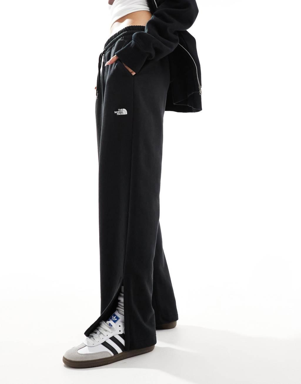 The North Face Evolution fleece track pants in black Product Image