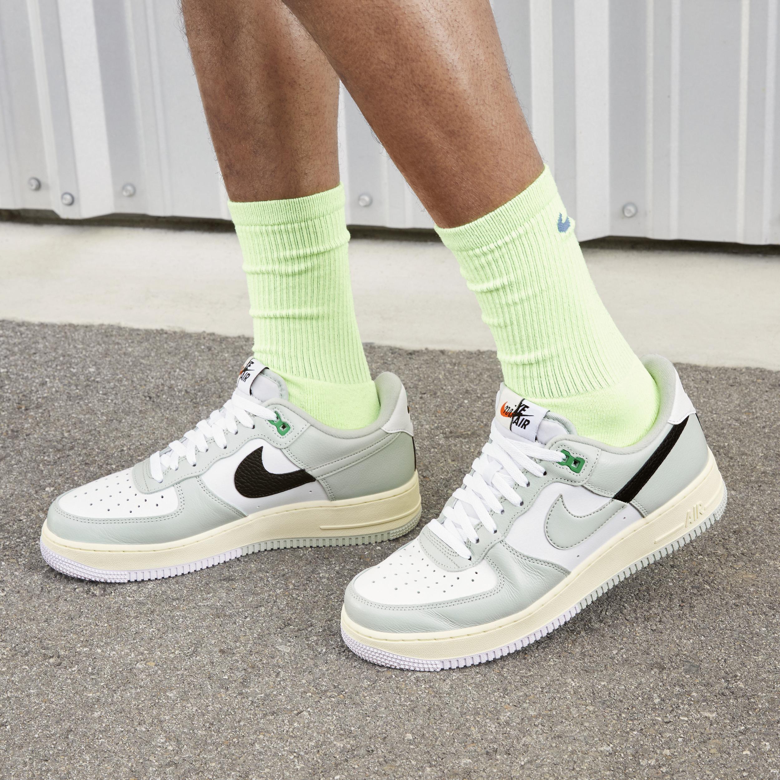 Nike Men's Air Force 1 '07 LV8 Shoes Product Image