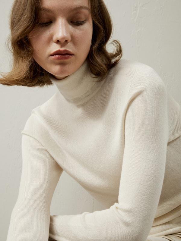 Seamless Silk-Cashmere Blend Turtleneck Sweater Product Image