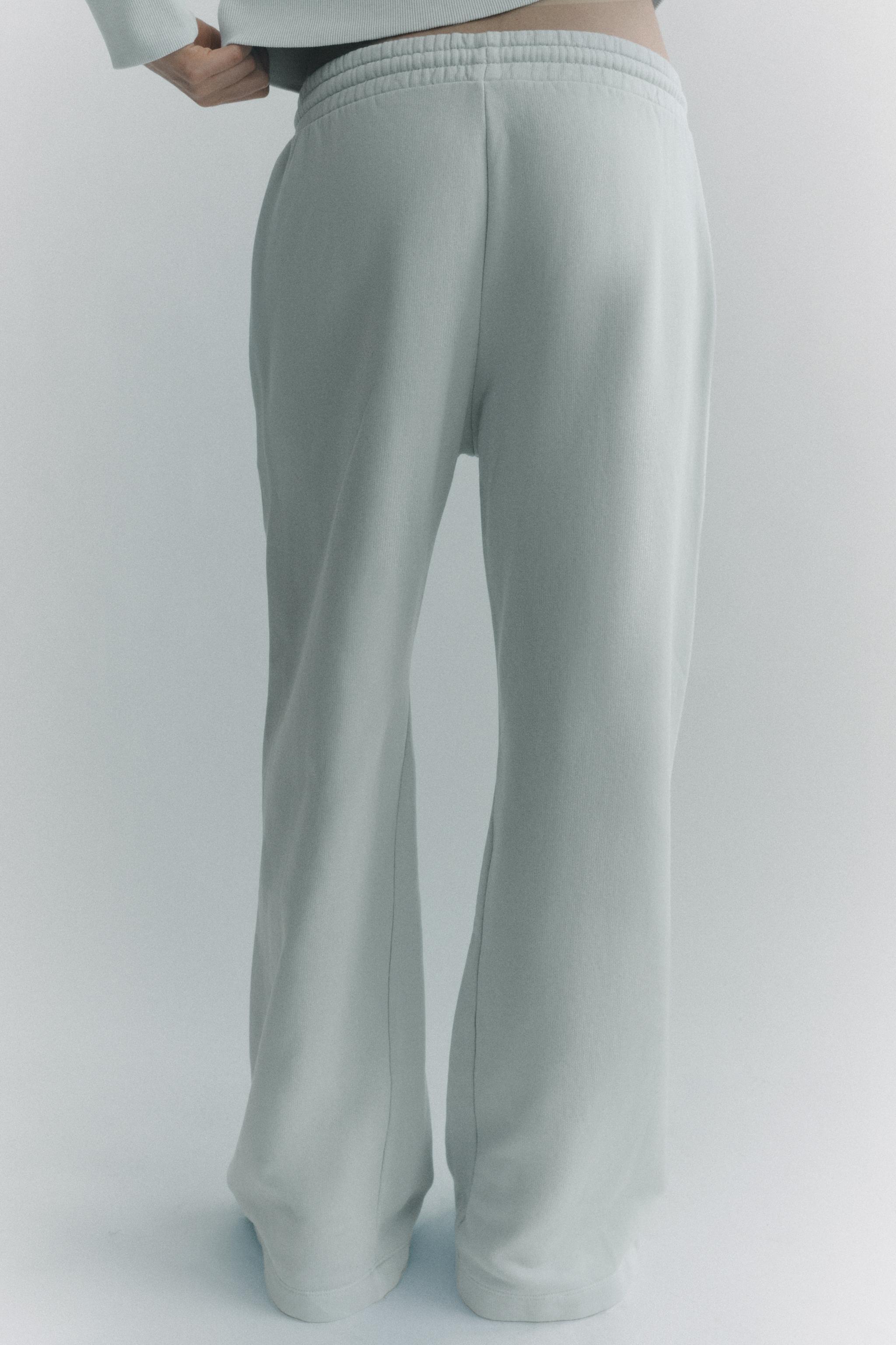 Pants made of a cotton blend. Mid waist and adjustable elastic drawstring waistband. Side pockets. Wide leg. Product Image