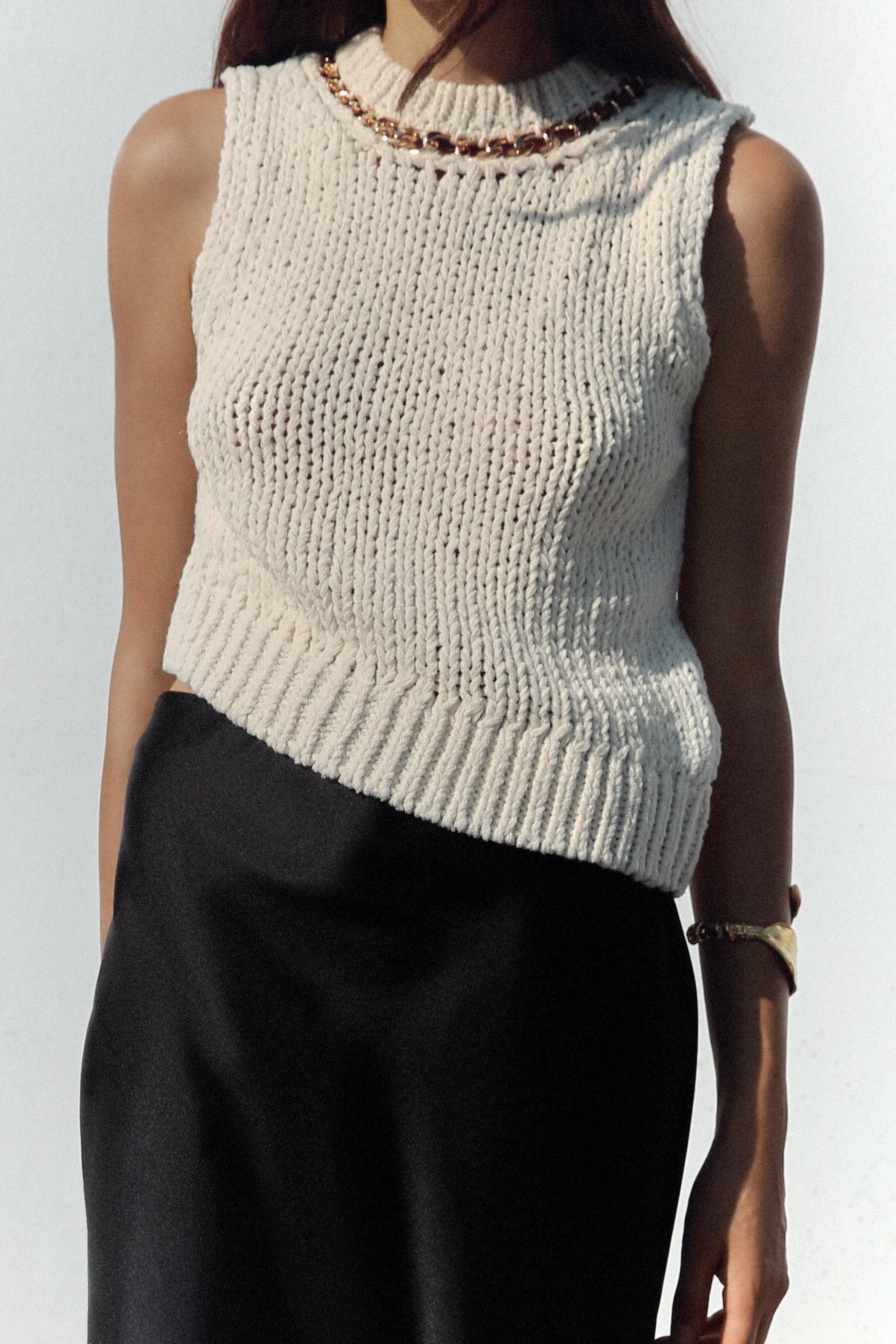 ASYMMETRIC HEM KNIT TOP WITH CHAIN Product Image