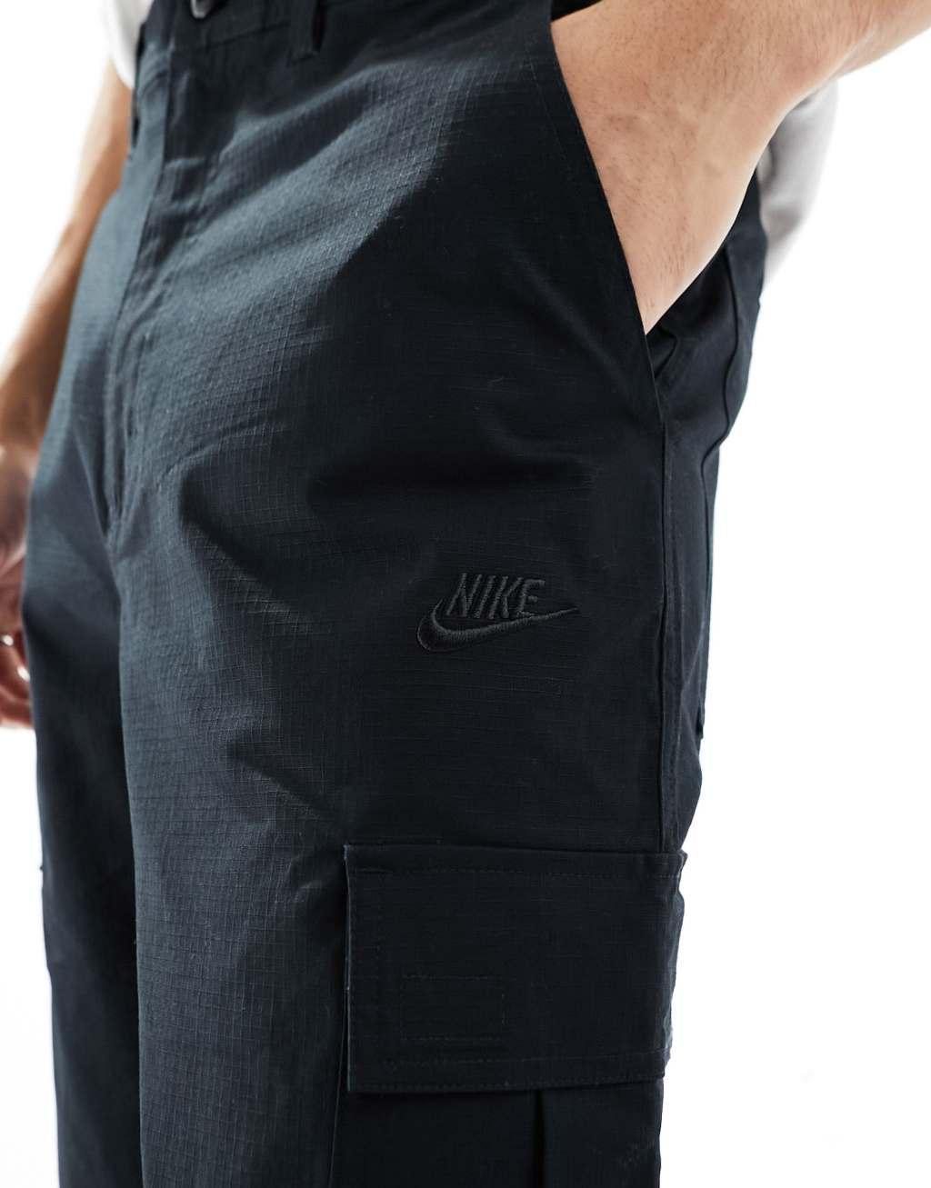 Nike Club woven cargo pants in black Product Image