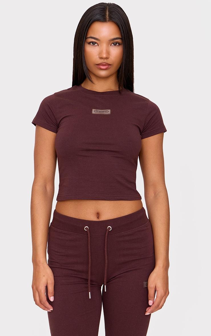 PRETTYLITTLETHING Chocolate Brown Badge Longline Fitted T Shirt Product Image