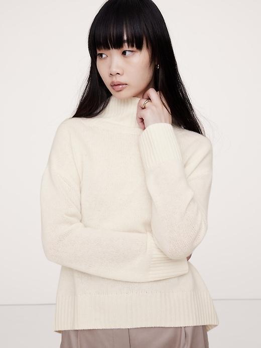 Oversized Midweight Cashmere Turtleneck Sweater Product Image