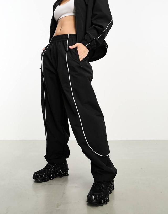 The North Face Tek Piping wind pants in black Product Image