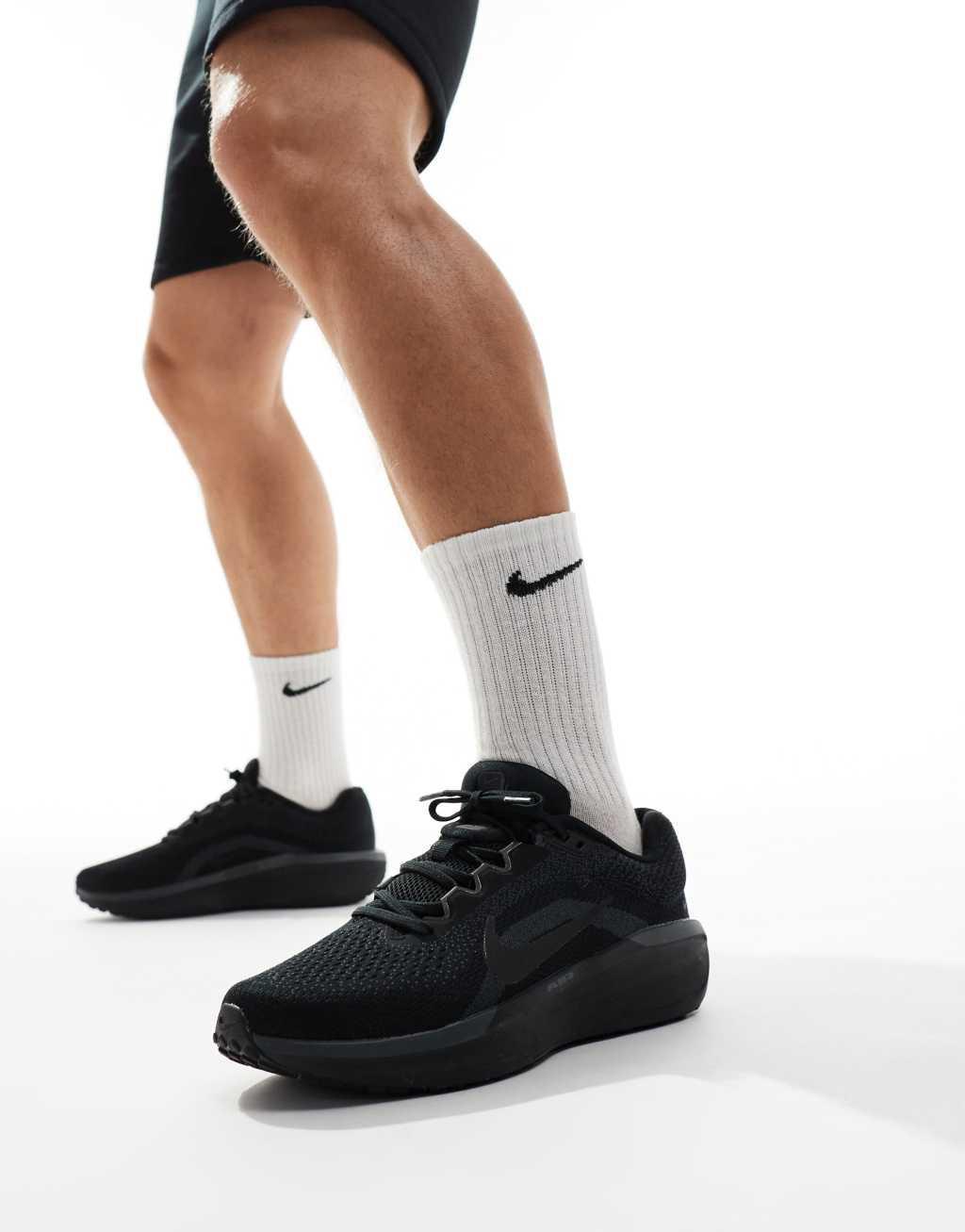 Nike Running Air Winflo 11 sneakers in black Product Image