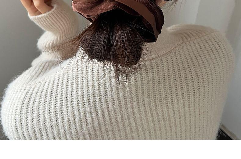 Plain Panel Velvet Scrunchie Product Image