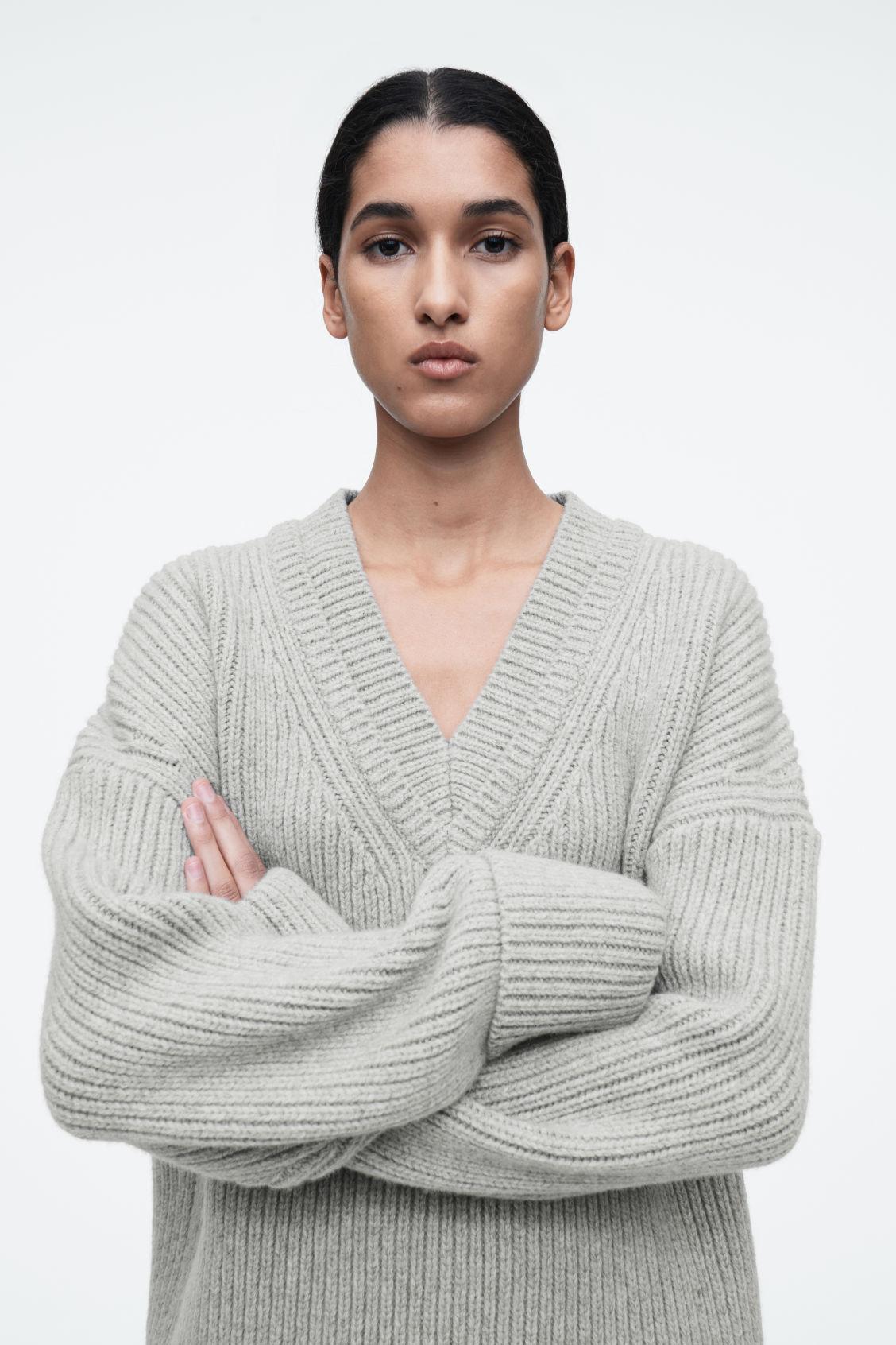 LAYERED V-NECK MERINO WOOL JUMPER Product Image