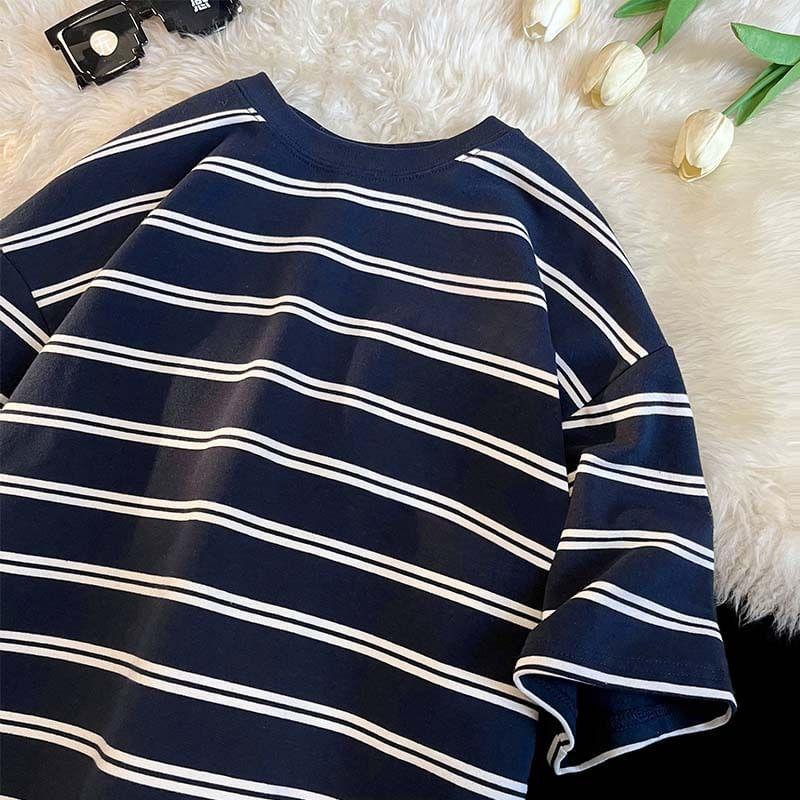 Short-Sleeve Crew Neck Striped T-Shirt Product Image