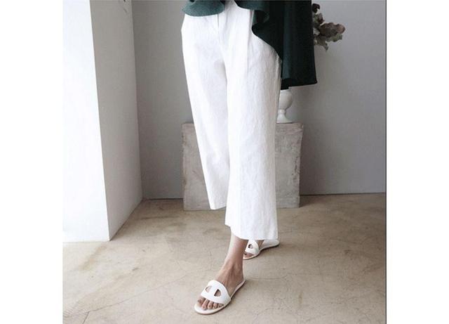 Elastic Waist Plain Linen Crop Wide Leg Pants Product Image