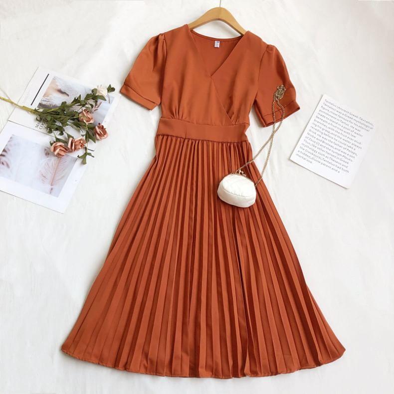 Short-Sleeve V-Neck Plain Pleated Hem Midi A-Line Dress Product Image